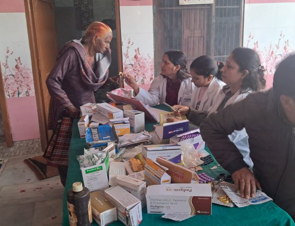 बाबा बाल जी महाराज के सानिध्य में 'सांसद मोबाइल स्वास्थ्य सेवा' द्वारा सैकड़ों श्रद्धालुओं की निशुल्क जांच