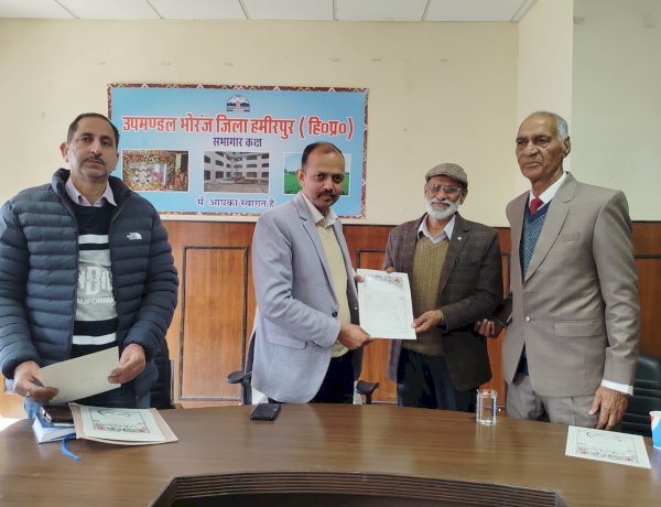 रैडक्रॉस से जुड़ें अधिक से अधिक लोग, एसडीएम ने की अपील भोरंज में रैडक्रॉस के नए सदस्यों को प्रदान किए सदस्यता प्रमाण पत्र