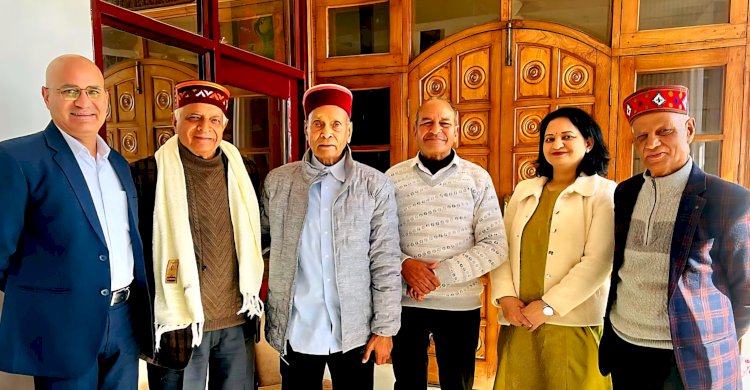 पद्मश्री सम्मानित पी. एल. गौतम एवं हरिमन शर्मा ने समीरपुर में प्रो. प्रेम कुमार धूमल से की शिष्टाचार भेंट