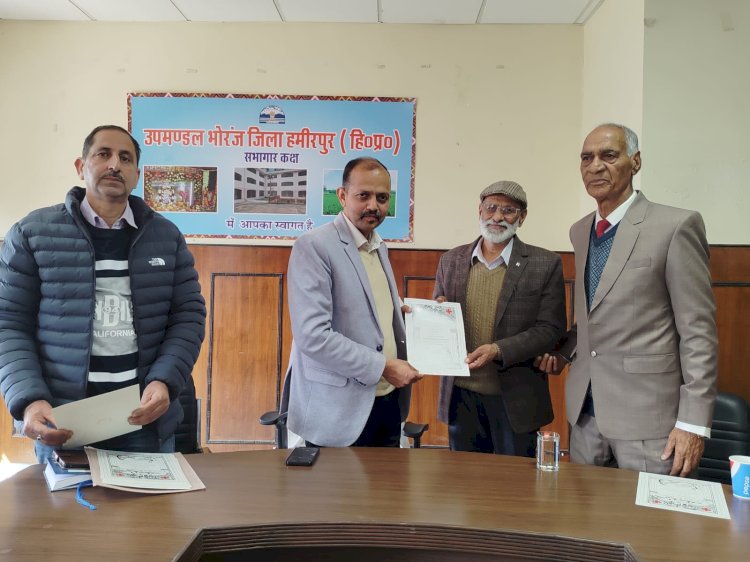 रैडक्रॉस से जुड़ें अधिक से अधिक लोग, एसडीएम ने की अपील भोरंज में रैडक्रॉस के नए सदस्यों को प्रदान किए सदस्यता प्रमाण पत्र