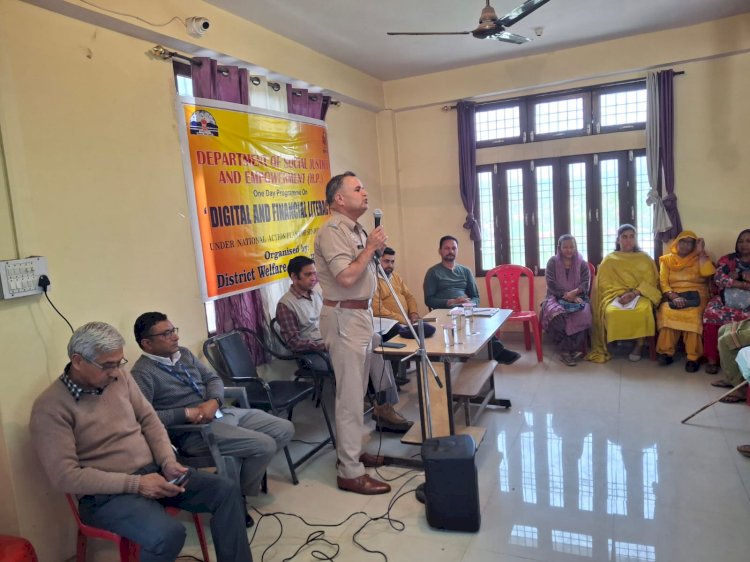 डुग्घा में वरिष्ठ नागरिकों को दी डिजिटल बैंकिंग की जानकारी, साईबर ठगों से किया आगाह