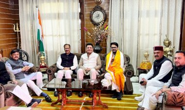 प्रदेश भर से नेता पहुंचे, प्रोफेसर धूमल को जन्मदिन पर दी बधाई