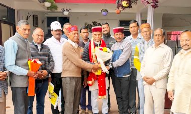 मंदिर कमेटी टौणी देवी ने पूर्व सीएम प्रोफेसर प्रेम कुमार धूमल को जन्मदिवस पर समीरपुर में किया सम्मानित