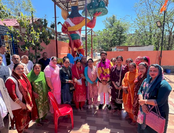 भोरंज विधानसभा के समीरपुर मंडल के बगवाड़ा बूथ में अनुराग ठाकुर ने मनाया भाजपा स्थापना दिवस