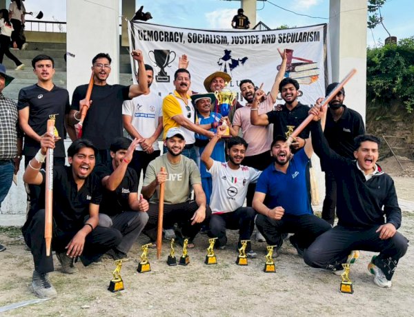 शूलिनी  विद्यालय के विधि विभाग के  छात्रों ने अखिल भारतीय वकील संघ कप जीता