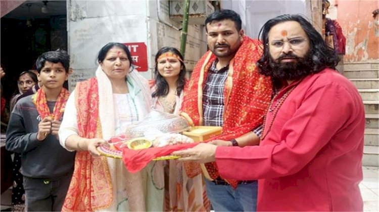 मां ज्वालामुखी मंदिर में मन्नत पूरी होने पर पंजाब के श्रद्धालु ने अर्पित किया चांदी का छत्र