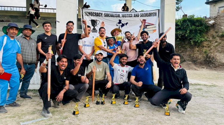 शूलिनी  विद्यालय के विधि विभाग के  छात्रों ने अखिल भारतीय वकील संघ कप जीता