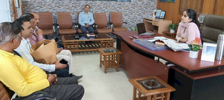 डीसी गंधर्वा राठौड़ ने प्रगतिशील किसानों के साथ प्राकृतिक खेती पर की चर्चा