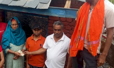 झनिक्कर गांव में अग्निकांड से पीड़ित परिवार के बीच पहुंचे नरेश कुमार दर्जी, दी आर्थिक सहायता