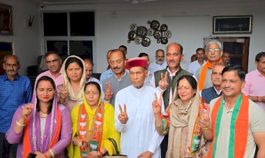 भोरंज विधानसभा क्षेत्र के जिला परिषद प्रत्याशियों ने समीरपुर में प्रोफेसर प्रेम कुमार धूमल से लिया आशीर्वाद
