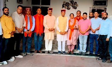 बड़सर विधानसभा क्षेत्र के जिला परिषद प्रत्याशी इंद्रदत्त लखनपाल के नेतृत्व में प्रोफेसर प्रेम कुमार धूमल से मिले