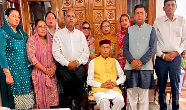 दाड़ी और बीड़ बगेहड़ा पंचायतों की नई चुनी गई टीमों ने प्रो. प्रेम कुमार धूमल से लिया आशीर्वाद; जनविश्वास को विकास के संकल्प में बदलने का आह्वान