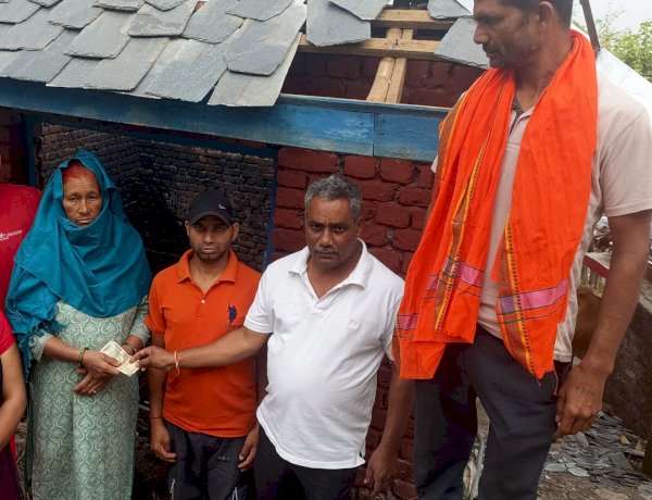 झनिक्कर गांव में अग्निकांड से पीड़ित परिवार के बीच पहुंचे नरेश कुमार दर्जी, दी आर्थिक सहायता