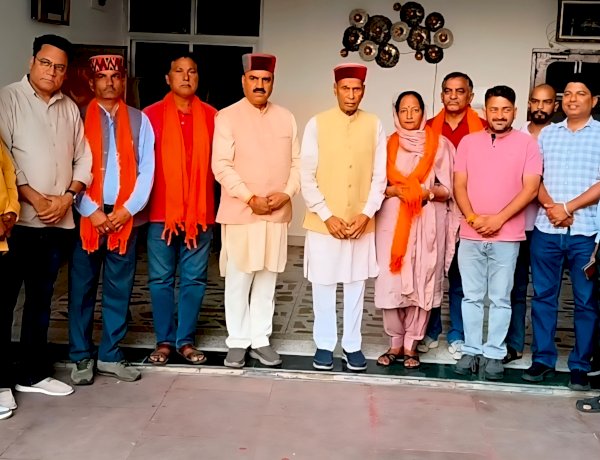 बड़सर विधानसभा क्षेत्र के जिला परिषद प्रत्याशी इंद्रदत्त लखनपाल के नेतृत्व में प्रोफेसर प्रेम कुमार धूमल से मिले