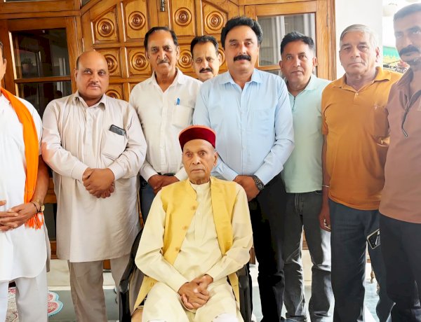 प्रो. प्रेम कुमार धूमल से भेंट कर लिया आशीर्वाद