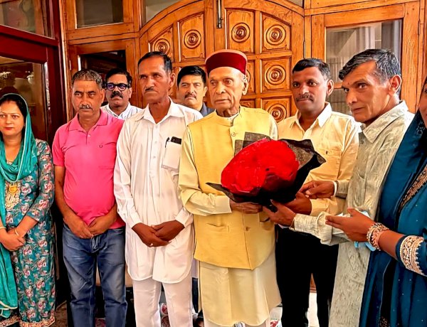 राज्यसभा सांसद सिकंदर कुमार ने प्रो. धूमल से की मुलाकात, भेंट की “मोदी युग में भारत का सशक्तिकरण” किताब