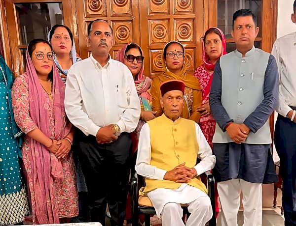 दाड़ी और बीड़ बगेहड़ा पंचायतों की नई चुनी गई टीमों ने प्रो. प्रेम कुमार धूमल से लिया आशीर्वाद; जनविश्वास को विकास के संकल्प में बदलने का आह्वान