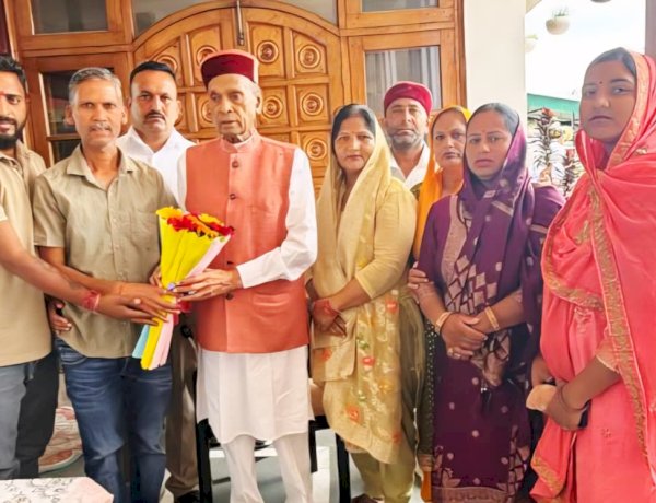 पंचायतों के नवनिर्वाचित जनप्रतिनिधियों ने पूर्व मुख्यमंत्री प्रो. प्रेम कुमार धूमल से की शिष्टाचार भेंट
