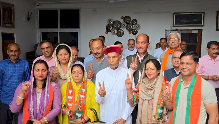 भोरंज विधानसभा क्षेत्र के जिला परिषद प्रत्याशियों ने समीरपुर में प्रोफेसर प्रेम कुमार धूमल से लिया आशीर्वाद
