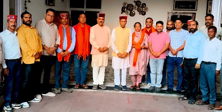 बड़सर विधानसभा क्षेत्र के जिला परिषद प्रत्याशी इंद्रदत्त लखनपाल के नेतृत्व में प्रोफेसर प्रेम कुमार धूमल से मिले
