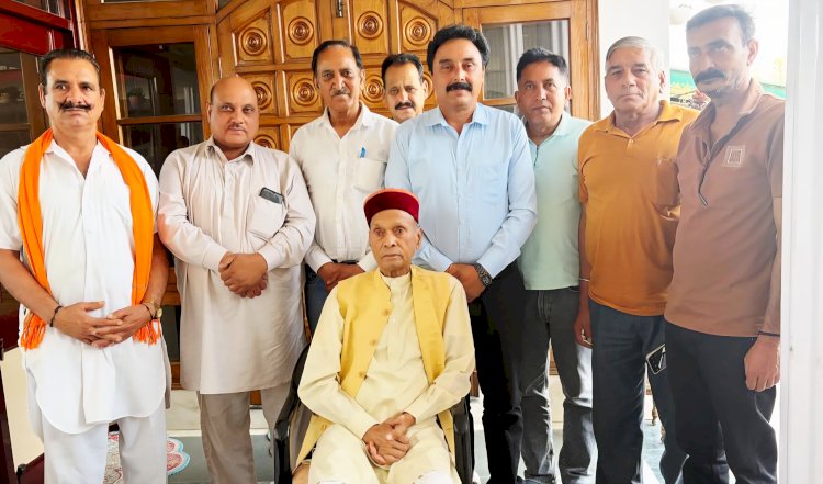 प्रो. प्रेम कुमार धूमल से भेंट कर लिया आशीर्वाद