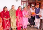 नवनिर्वाचित बीडीसी सदस्य बबीता कुमारी ने समर्थकों सहित प्रो. प्रेम कुमार धूमल से लिया आशीर्वाद