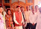 महल वार्ड से निर्वाचित जिला परिषद सदस्य अनीता देवी ने प्रो. प्रेम कुमार धूमल से लिया आशीर्वाद
