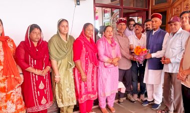 नवनिर्वाचित बीडीसी सदस्य बबीता कुमारी ने समर्थकों सहित प्रो. प्रेम कुमार धूमल से लिया आशीर्वाद