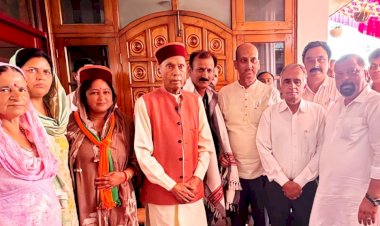 महल वार्ड से निर्वाचित जिला परिषद सदस्य अनीता देवी ने प्रो. प्रेम कुमार धूमल से लिया आशीर्वाद