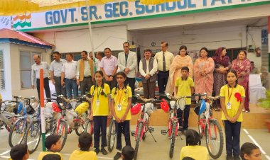 पट्टा में 5 स्कूलों के 151 विद्यार्थियों को बांटी साइकिलें