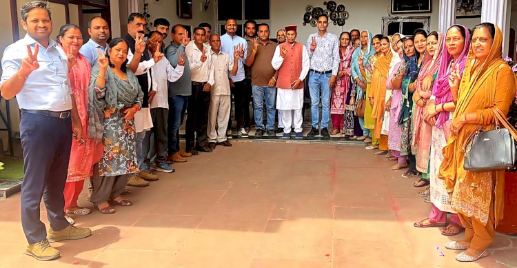 बगवाड़ा, ग्वारडू और कराह पंचायतों के नवनिर्वाचित प्रतिनिधियों ने समीरपुर पहुंचकर प्रो. प्रेम कुमार धूमल का लिया मार्गदर्शन