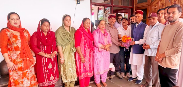 नवनिर्वाचित बीडीसी सदस्य बबीता कुमारी ने समर्थकों सहित प्रो. प्रेम कुमार धूमल से लिया आशीर्वाद