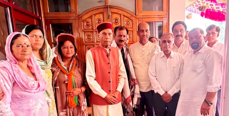 महल वार्ड से निर्वाचित जिला परिषद सदस्य अनीता देवी ने प्रो. प्रेम कुमार धूमल से लिया आशीर्वाद