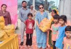 डीसी गंधर्वा राठौड़ ने झुग्गी बस्ती के लोगों को बांटे कपड़े और खिलौने