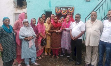 महिला मंडल की सूचना पर जरूरतमंद परिवार के बीच पहुंचे नरेश कुमार दर्जी, तत्काल ₹10 हजार की आर्थिक सहायता प्रदान की