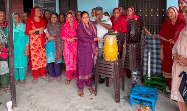 महिला मंडल दशमल से किया वादा निभाया, नरेश कुमार दर्जी ने भेंट की आवश्यक सामग्री