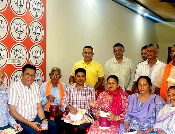 लंचबॉक्स बैठक में भाजपा हमीरपुर ने आगामी कार्यक्रमों की बनाई संगठनात्मक रणनीति, हालिया अभियानों की भी हुई समीक्षा