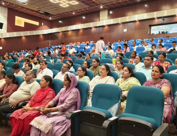 स्कूलों की शिकायत और समस्याओं पर हुई खुलकर चर्चा