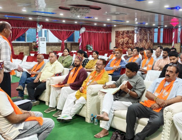 80 के दशक के वरिष्ठतम कार्यकर्ताओं को घर-घर जाकर सम्मानित करेगी भाजपा; जिला हमीरपुर की मासिक बैठक में लिया गया निर्णय