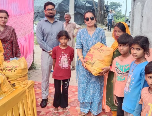 डीसी गंधर्वा राठौड़ ने झुग्गी बस्ती के लोगों को बांटे कपड़े और खिलौने