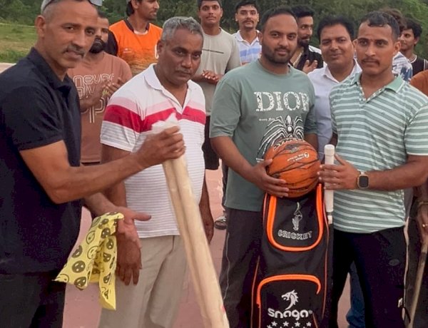 भकरेड़ी के युवाओं को क्रिकेट एवं वॉलीबॉल किट भेंट, नरेश कुमार दर्जी ने दिया नशामुक्त भोरंज का संदेश
