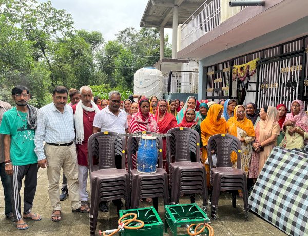 महिला मंडल धमरोल को आवश्यक सामग्री भेंट, नरेश कुमार दर्जी ने निभाया अपना वादा