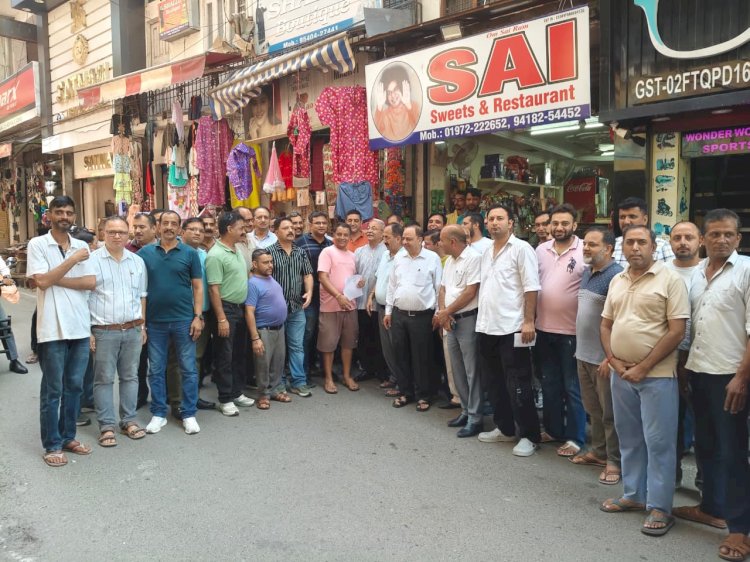 गर्ल्स स्कूल की बहाली से व्यापारियों और बच्चों के अभिभावकों में खुशी की लहर