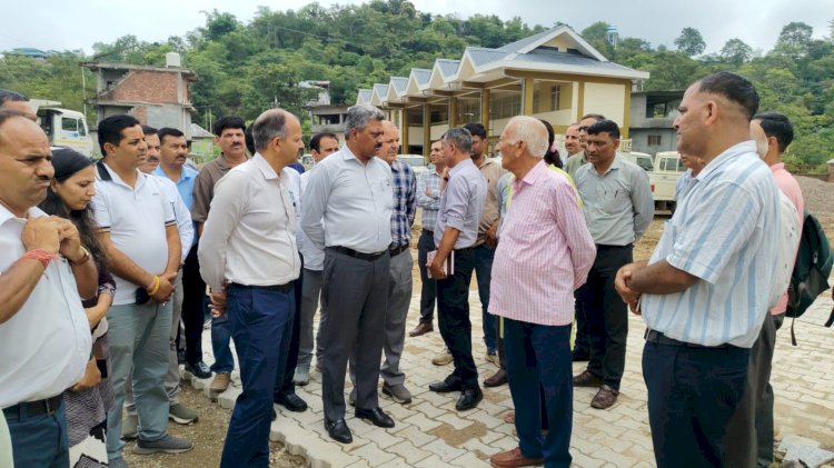 विधायक सुरेश कुमार ने सम्मू ताल और निर्माणाधीन बस स्टैंड का किया निरीक्षण