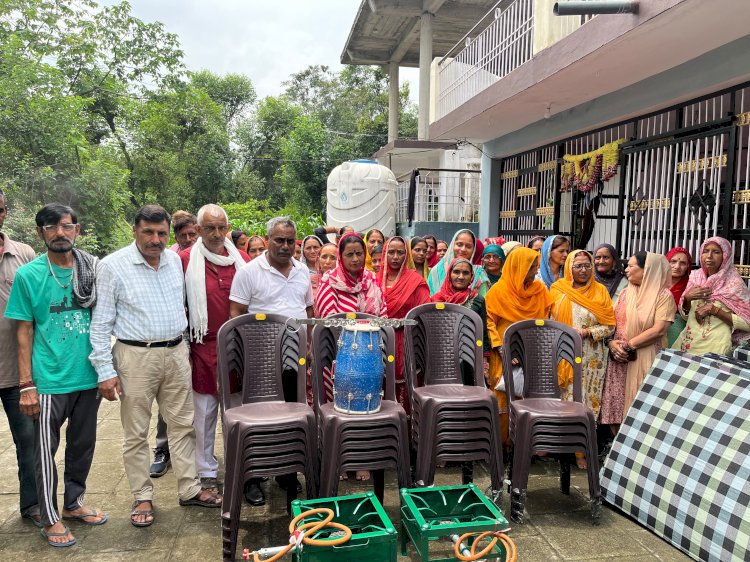 महिला मंडल धमरोल को आवश्यक सामग्री भेंट, नरेश कुमार दर्जी ने निभाया अपना वादा