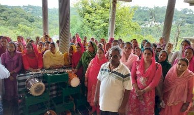 पैतृक गांव चंबोह में विकास और जनसेवा की सौगात, 10 महिला मंडलों को सामग्री, महिला मंडल भवन के लिए ₹6 लाख की घोषणा और जरूरतमंद परिवारों को आर्थिक सहायता