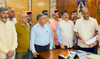 बीडीसी अध्यक्ष-उपाध्यक्ष के चुनाव में देरी के खिलाफ हमीरपुर भाजपा ने एडीसी के माध्यम से सरकार को भेजा ज्ञापन