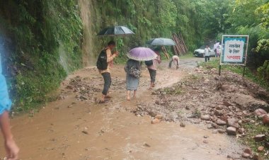 भारी बारिश से अवरुद्ध हुई सड़कों को पीडब्ल्यूडी ने किया बहाल