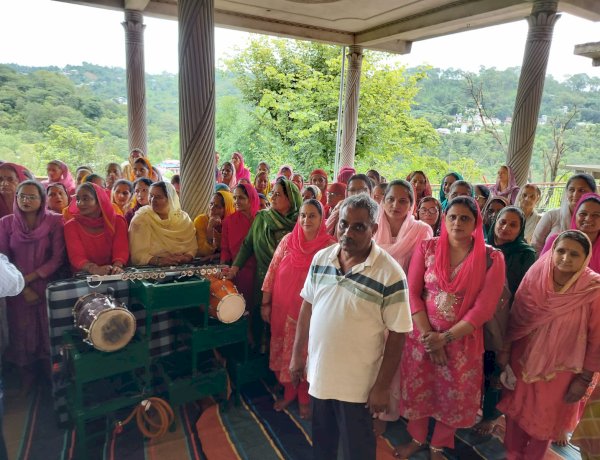 पैतृक गांव चंबोह में विकास और जनसेवा की सौगात, 10 महिला मंडलों को सामग्री, महिला मंडल भवन के लिए ₹6 लाख की घोषणा और जरूरतमंद परिवारों को आर्थिक सहायता