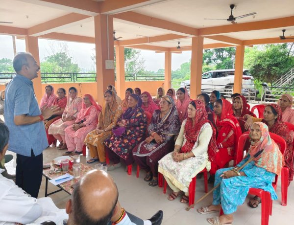 24 घंटे में बिजली के तार बदलवाने और 72 घंटे में बस शुरू करवाने के लिए गांववासियों ने सुनील शर्मा बिट्टू का किया धन्यवाद